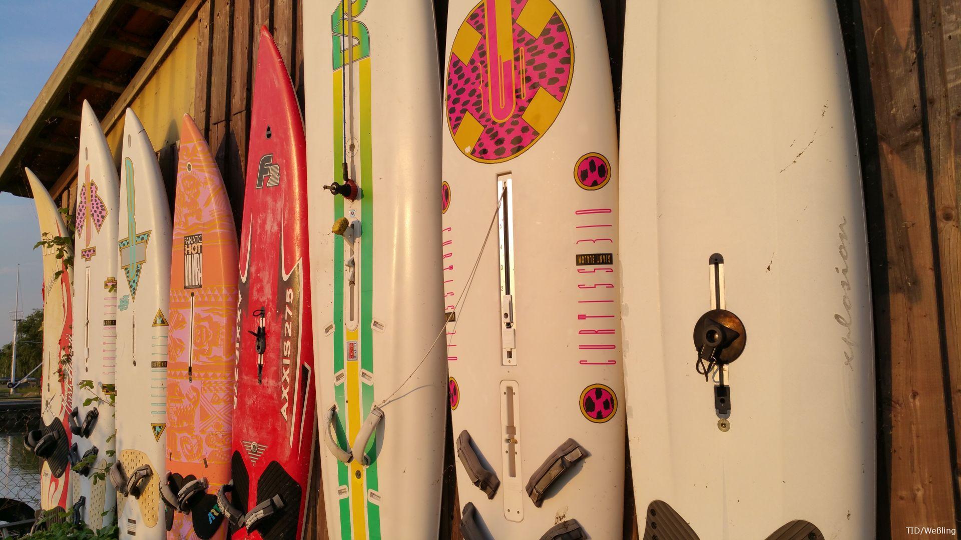 Surfbretter an der Wand