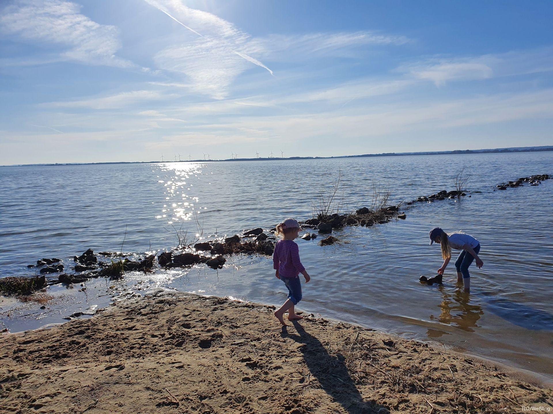 Kinder am Ufer