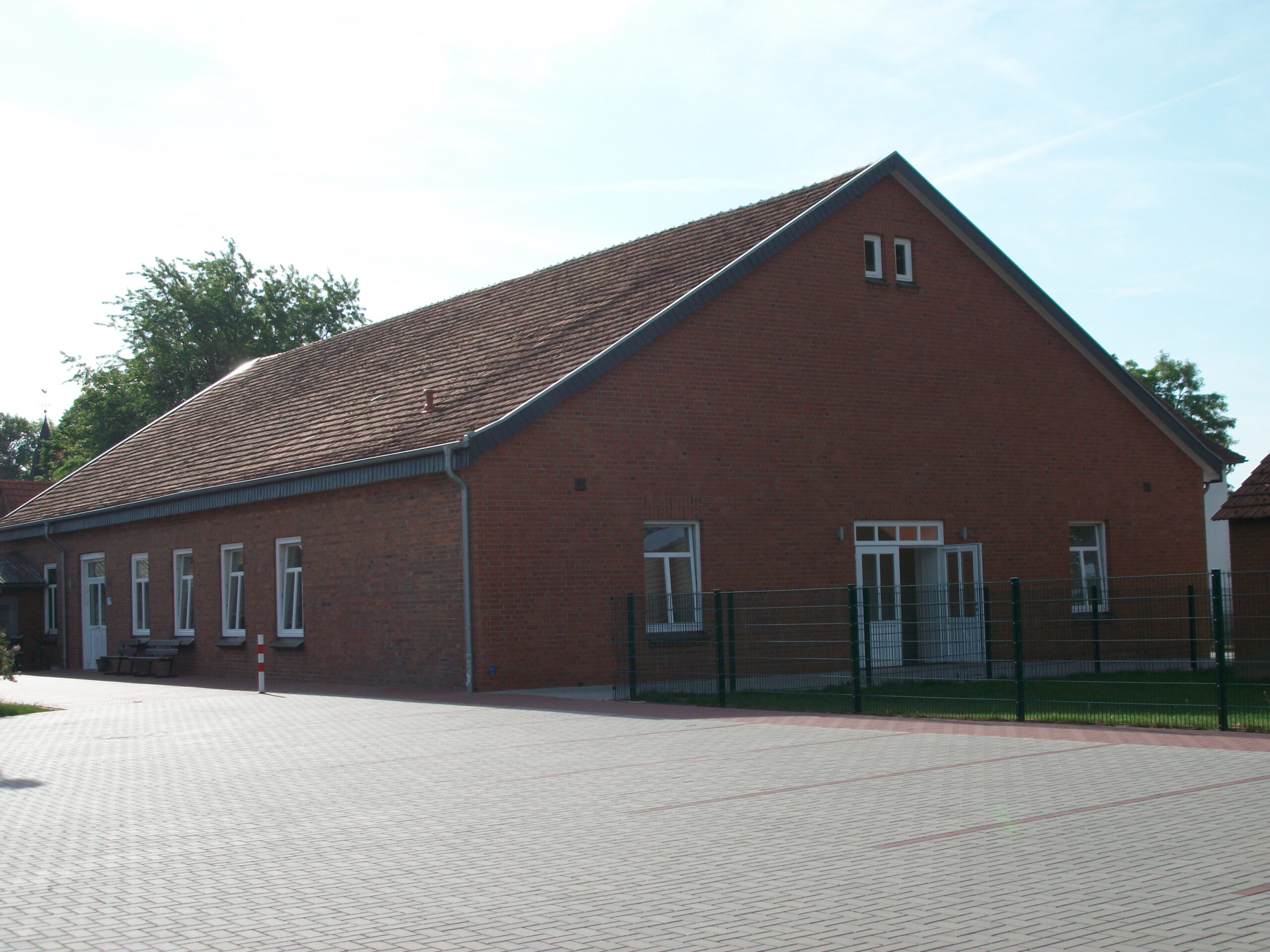 Ein großes Backsteinhaus mit rotbraunen Dach