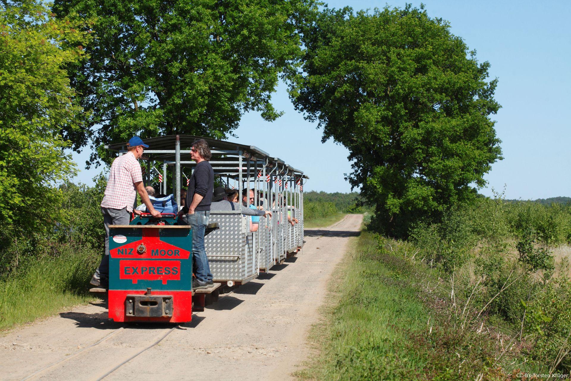 Goldenstedter Moorbahn auf dem Feldweg mit Besuchern