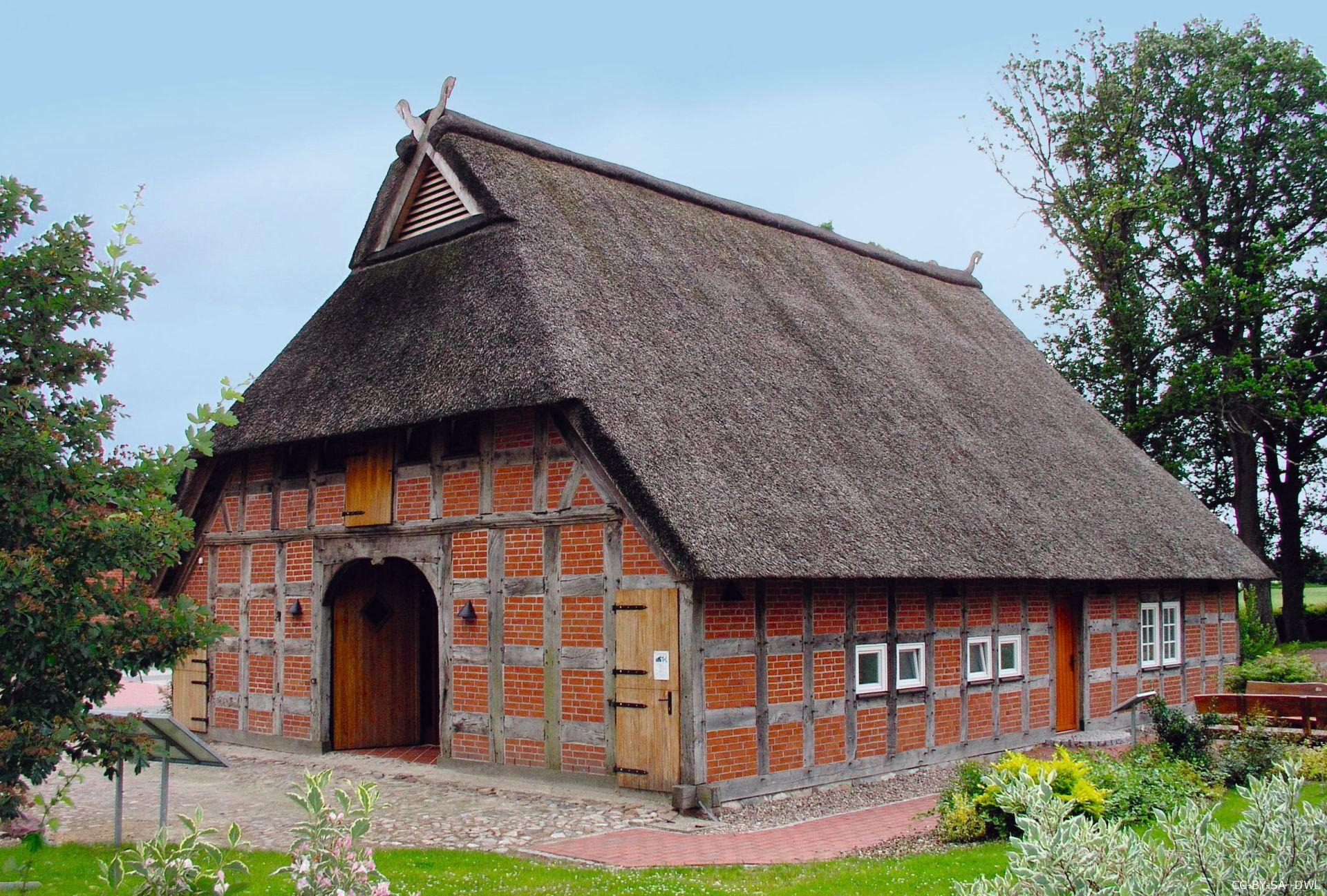 Das Heuerlingshaus in Sudwalde – ein traditionelles Fachwerkhaus mit Reetdach, das die ländliche Bauweise Norddeutschlands widerspiegelt.