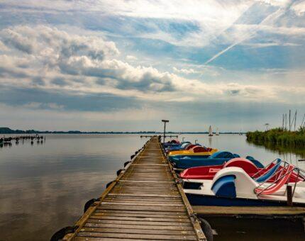 Tretboote am Steg