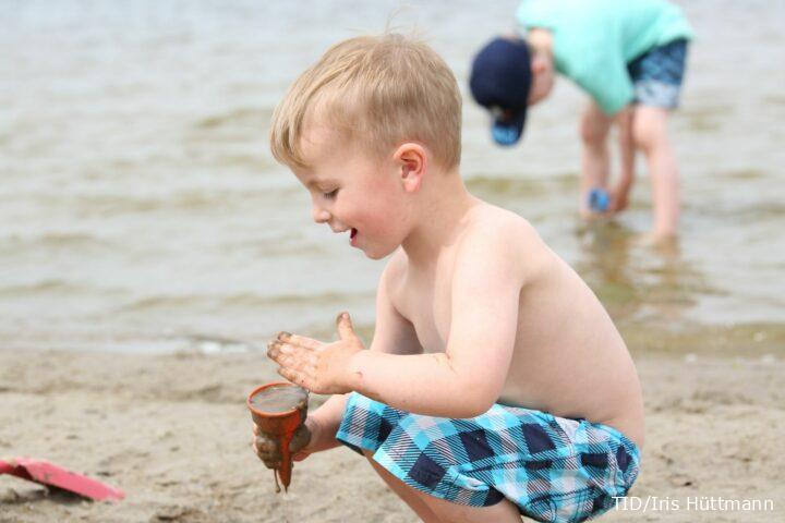 Kind am Strand