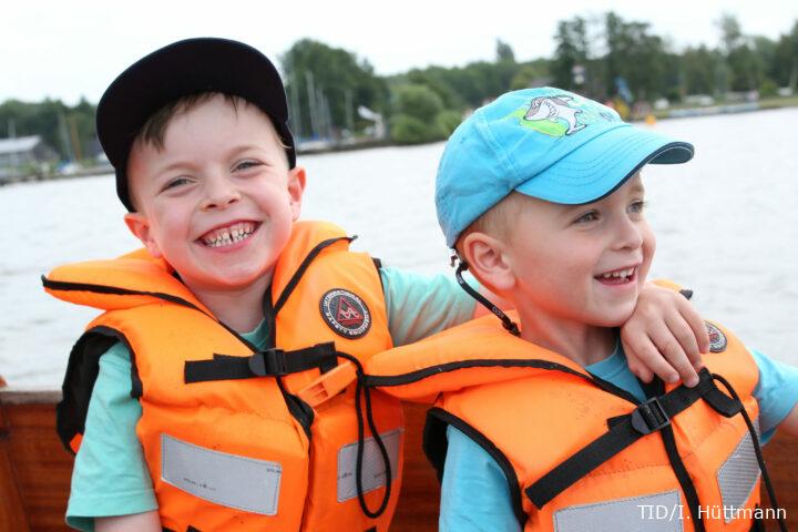 Kinder im Segelboot Dümmer-See