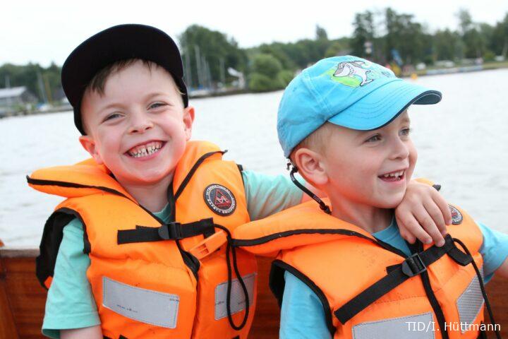 Kinder im Segelboot