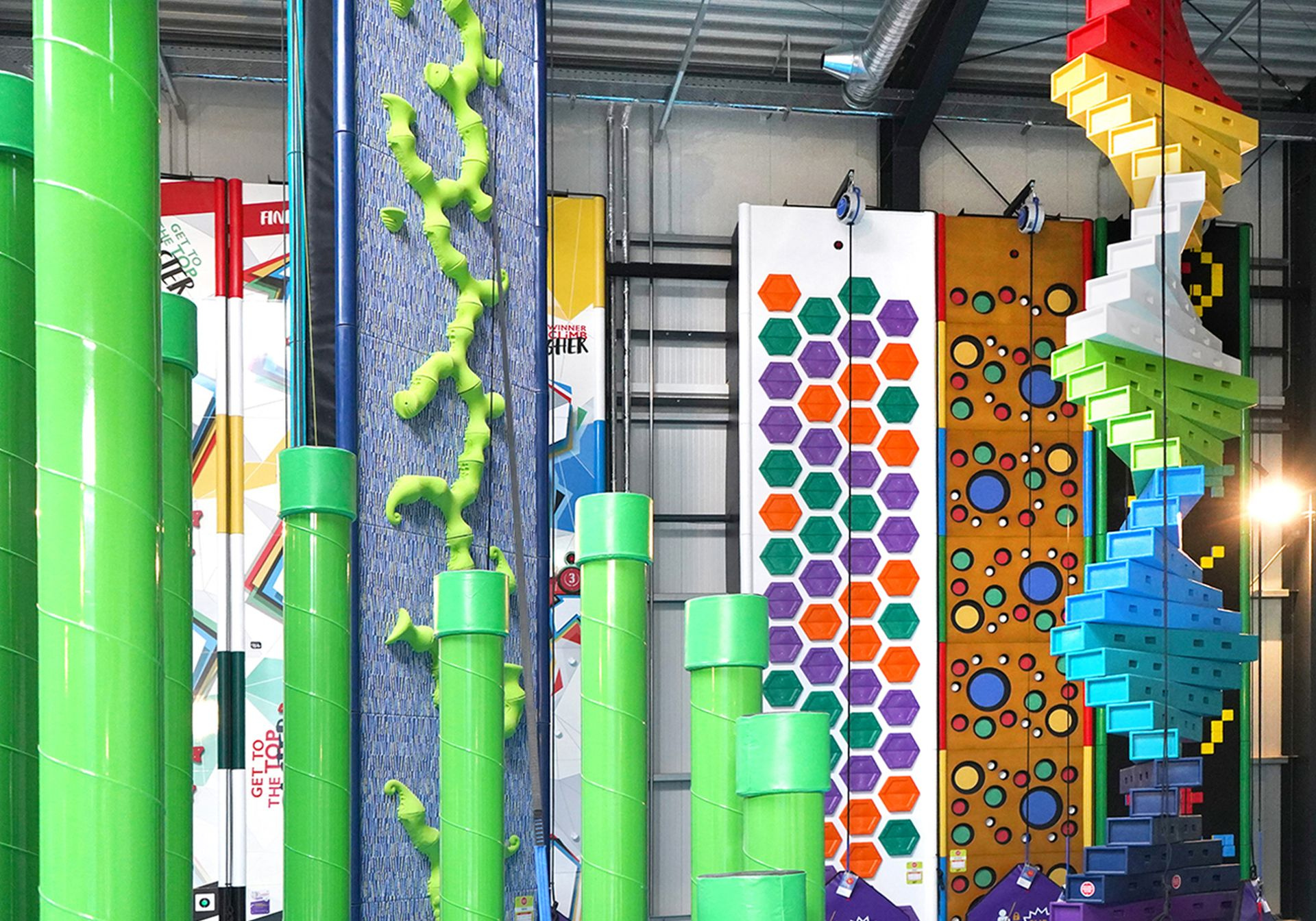 verschiedene bunte Kletterelemente im Indoorspielpark LYKKE LAND