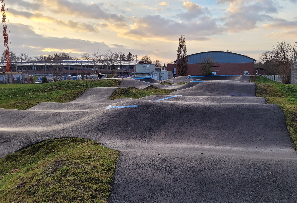 Wellenförmiger Rundkurs auf dem Pumptrack in Rahden mit Steigungen