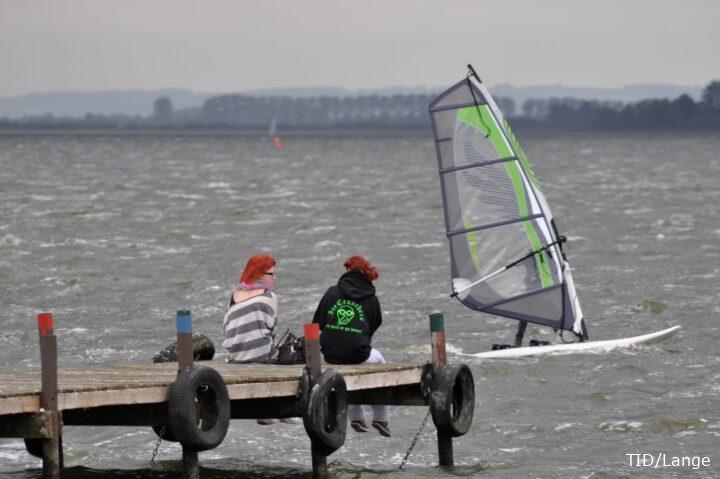 Steg mit Surfern im Wind