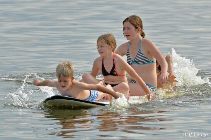 Kinder auf SUP