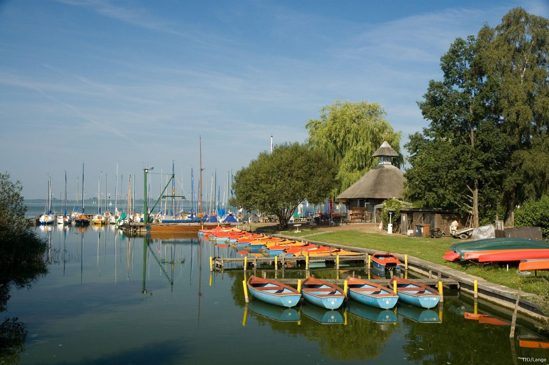 Bootsvermietung Am Turm mit der Uhr in Lembruch